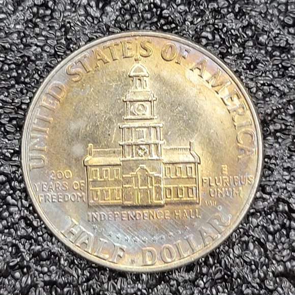 1776-1976 bicentennial Kennedy half dollar D Mint Mark. Light Rainbow toning. - Picture 3 of 3